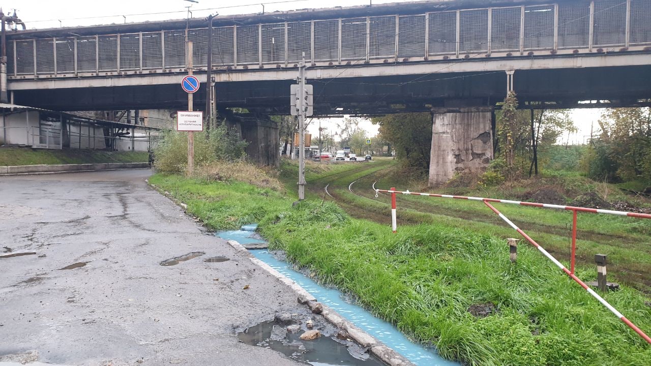 З-під люка пробилось блакитне джерело
