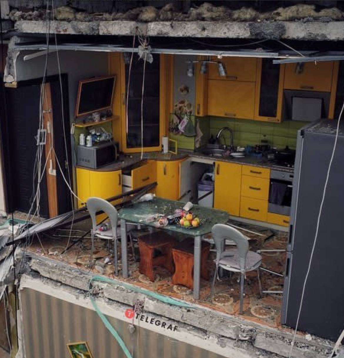 Желтая кухня, частично уцелевшая после ракетного удара