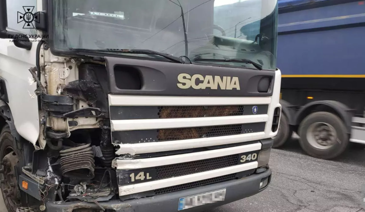 У Кам'янському зіткнулися легковик і вантажівка