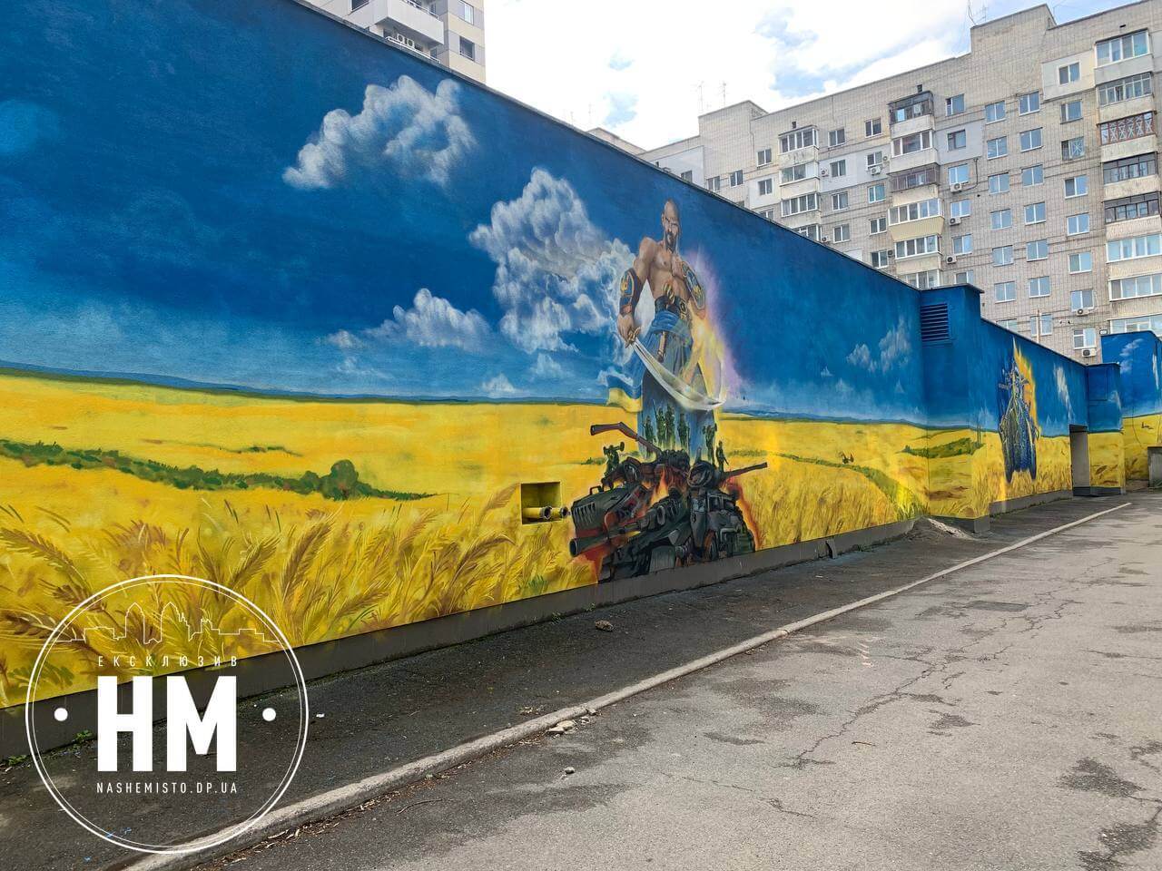 Інший козак тримає меч та щит