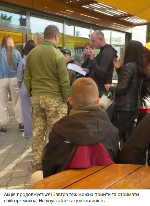 Людям, стоящим в очереди, выдавали повестки