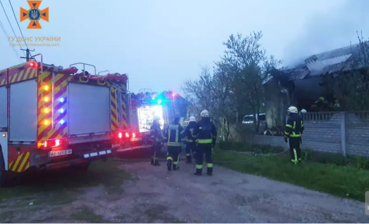 Рятувальники ліквідовують наслідки ракетного удару