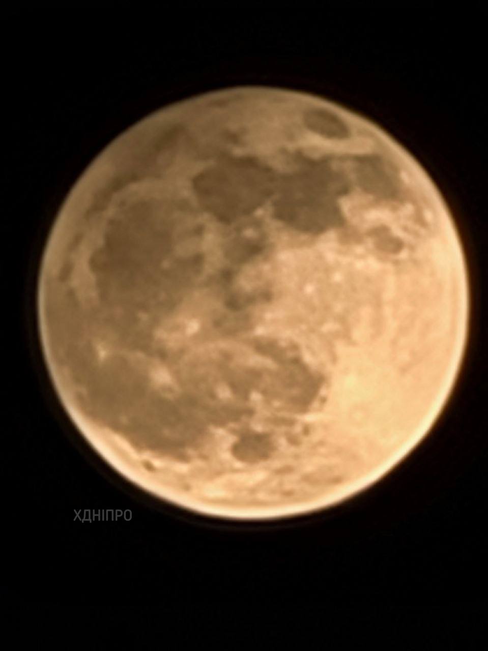 Під час напівтіньового затемнення місяць став менш яскравим