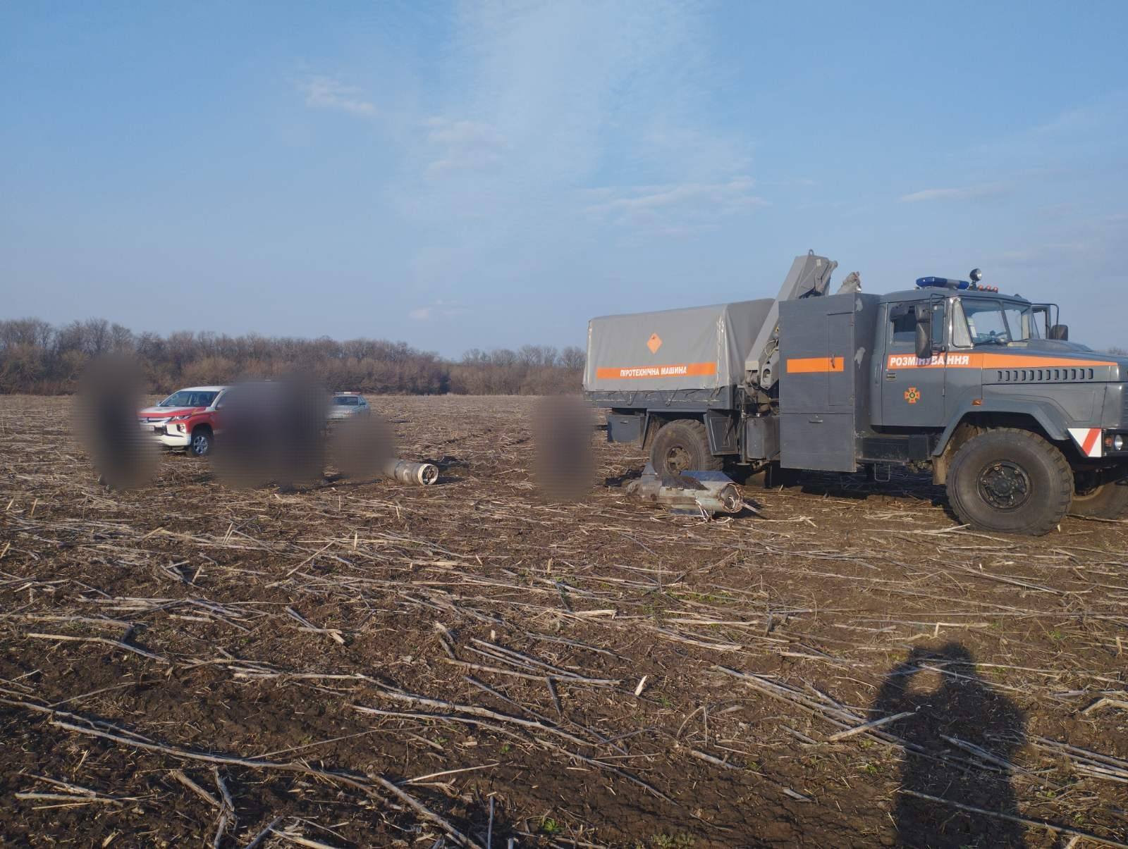 На полі знайшли уламки російської ракети