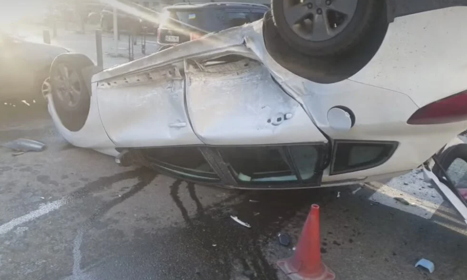 Авто перекинулося на дах