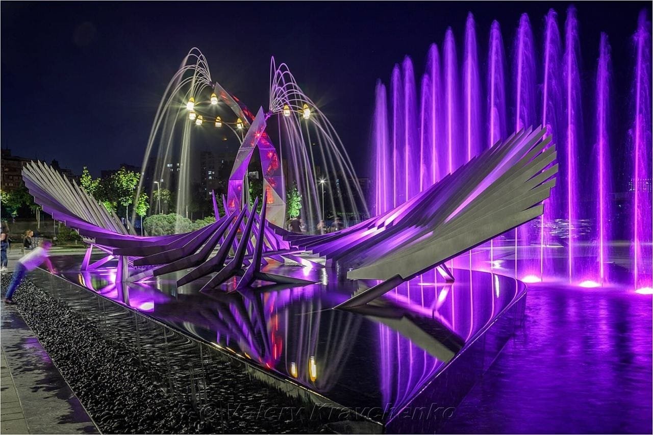 Центральний фонтан у сквері -