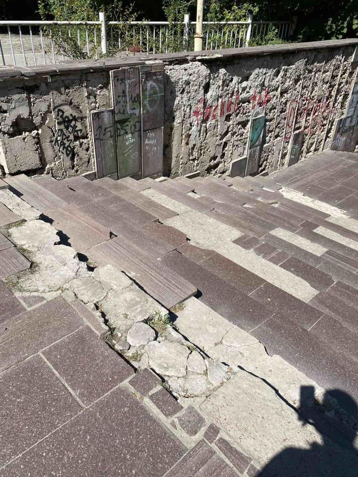 В Днепре в парке им. Шевченко продолжается ремонт лестницы -