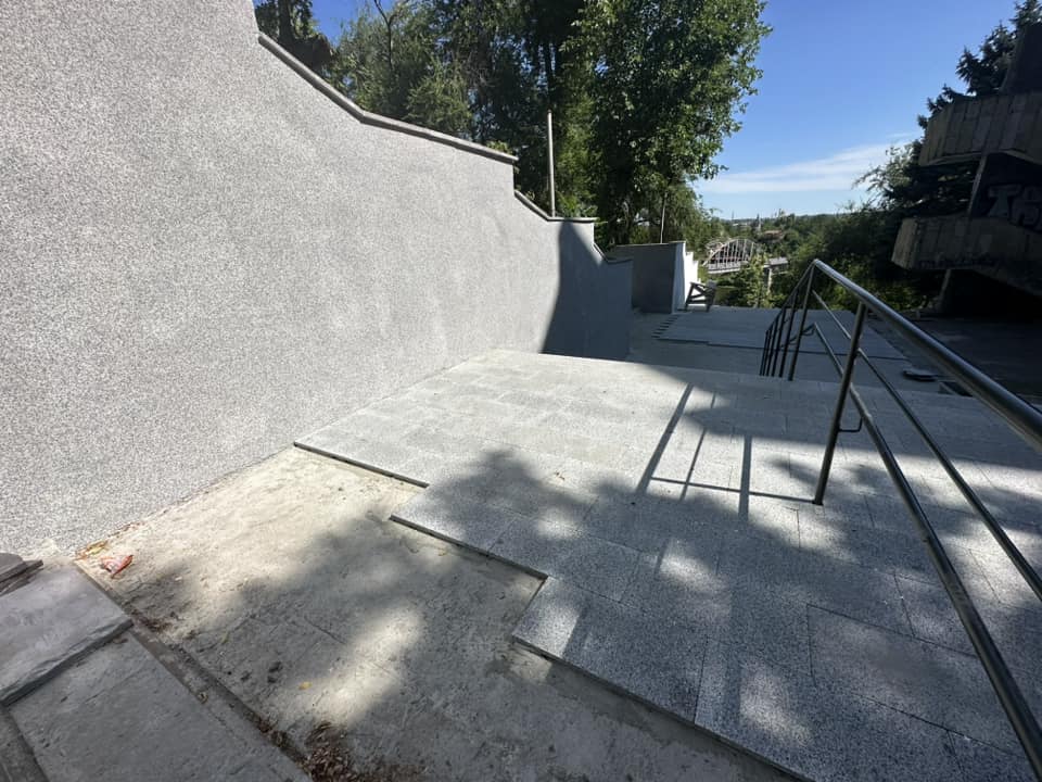 В Днепре в парке им. Шевченко продолжается ремонт лестницы -