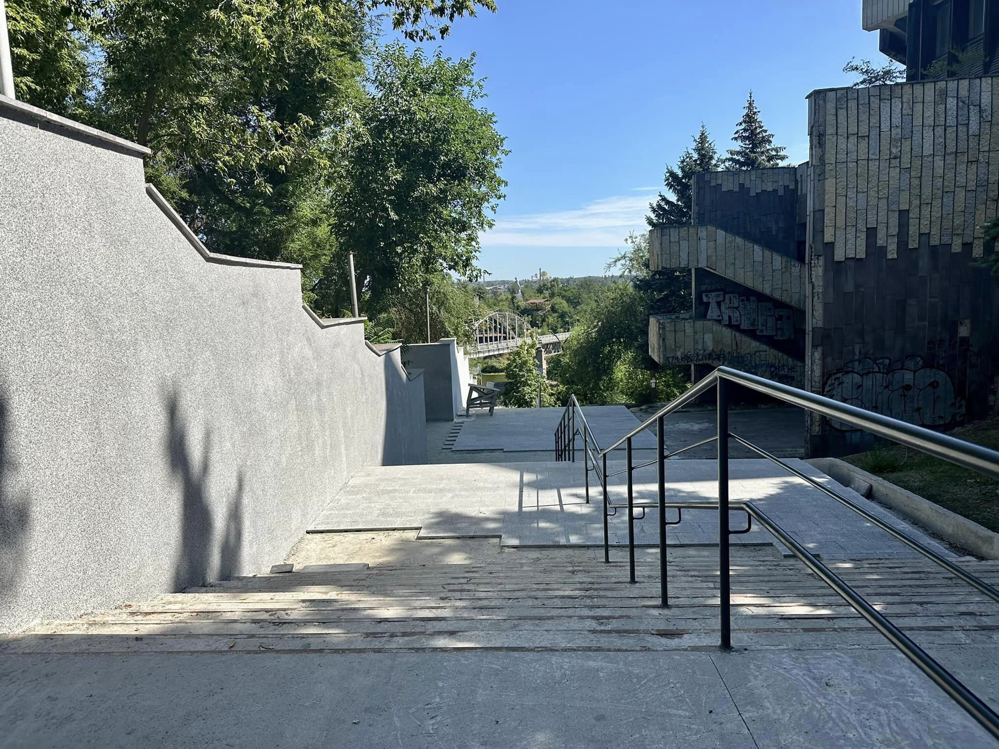 В Днепре в парке им. Шевченко продолжается ремонт лестницы -