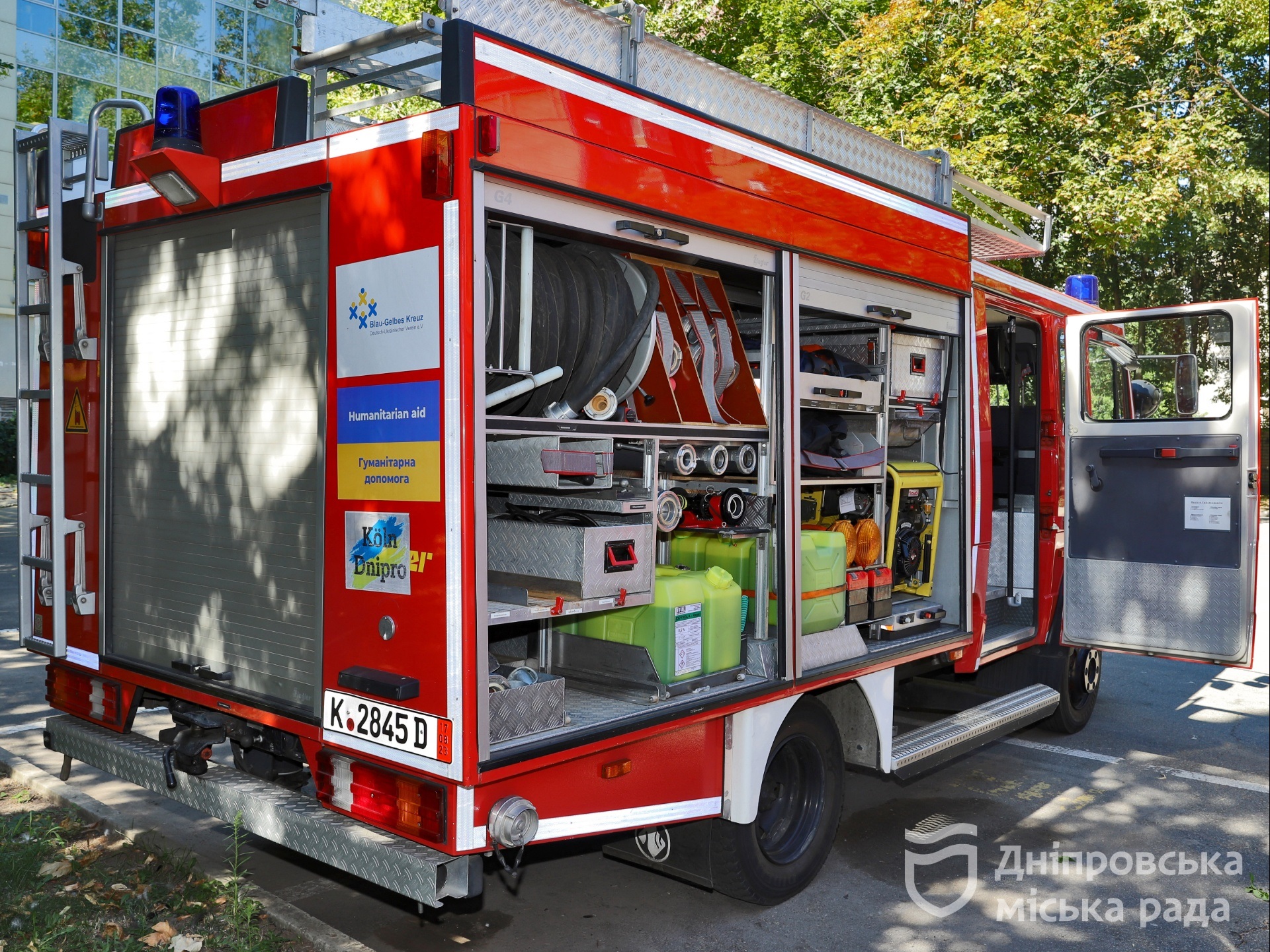 Днепр доставил спасателям пожарную машину и спецавто для животных – их город получил от немецкого Кельна -
