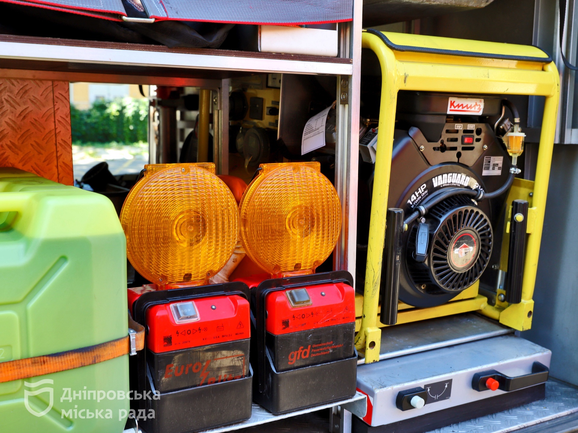 Днепр доставил спасателям пожарную машину и спецавто для животных – их город получил от немецкого Кельна -