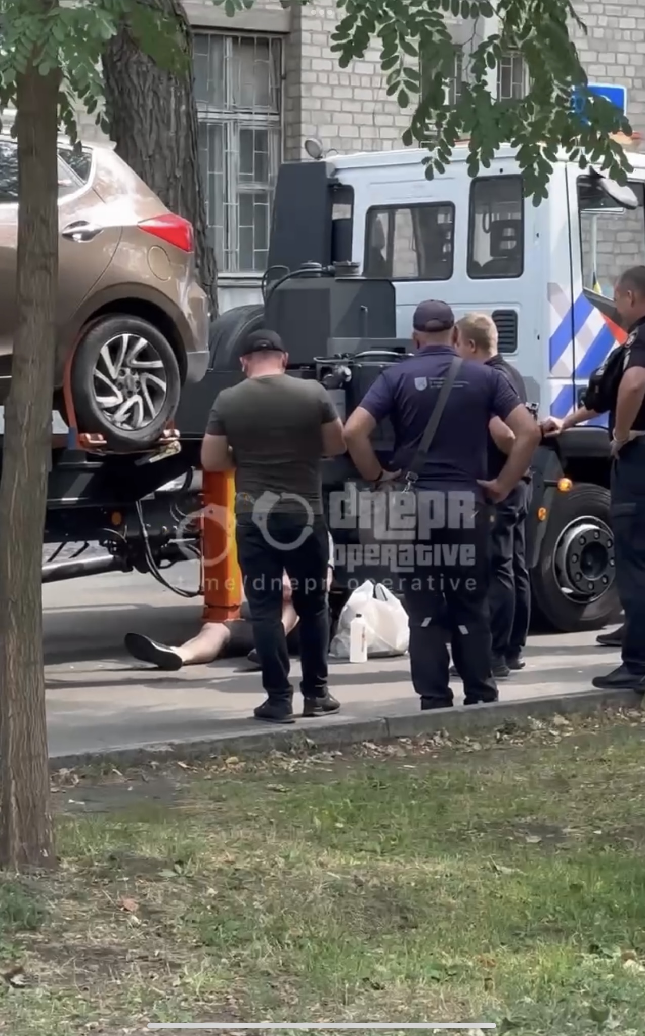 Мужчина лег под эвакуатор, чтобы не эвакуировали его авто -