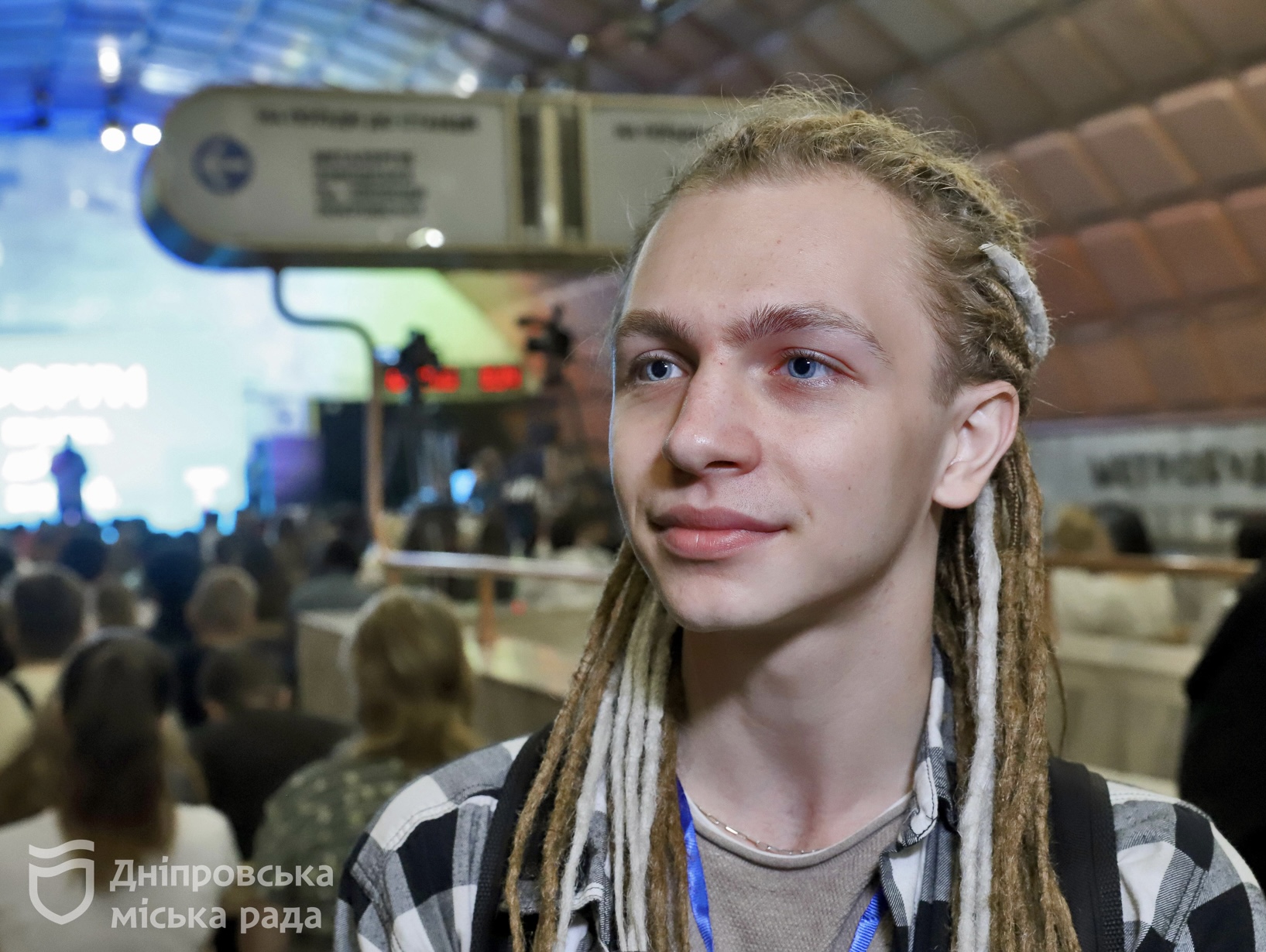 "Говоримо про те, як жити далі",- у підземці Дніпра триває великий молодіжний форум -