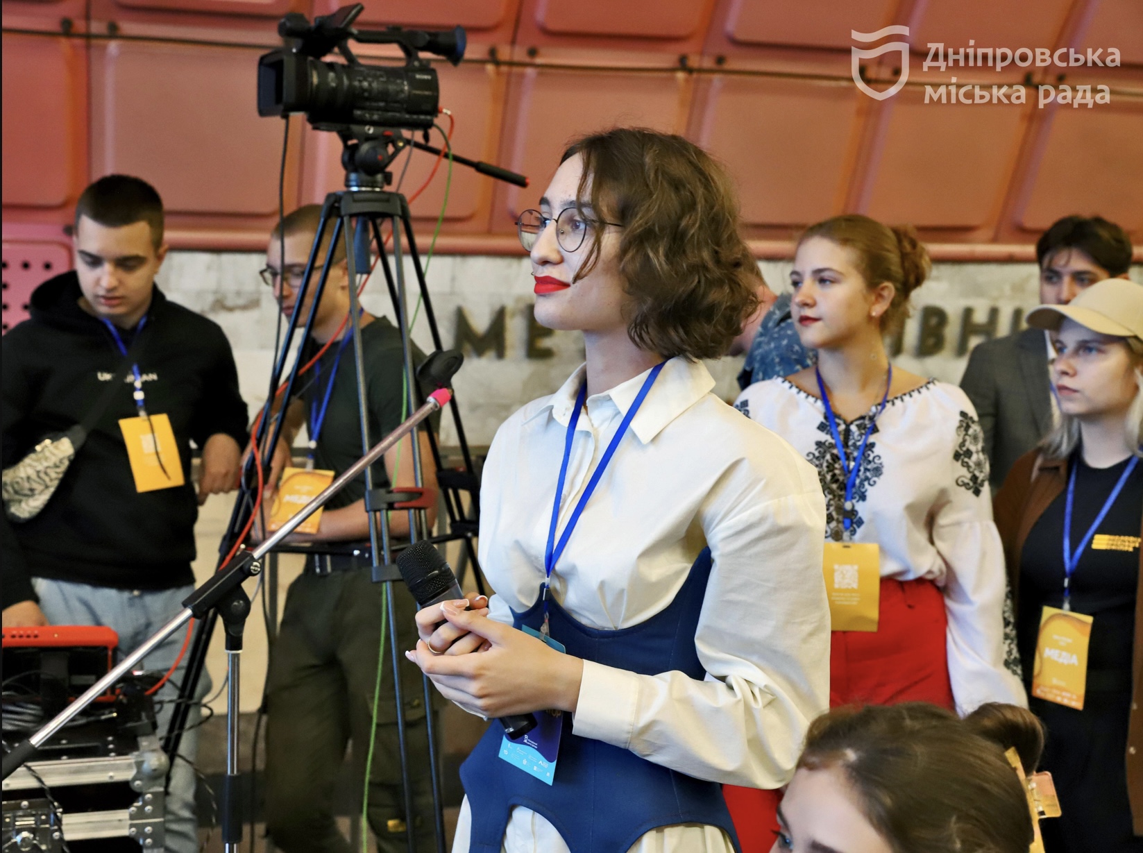 "Говоримо про те, як жити далі",- у підземці Дніпра триває великий молодіжний форум -