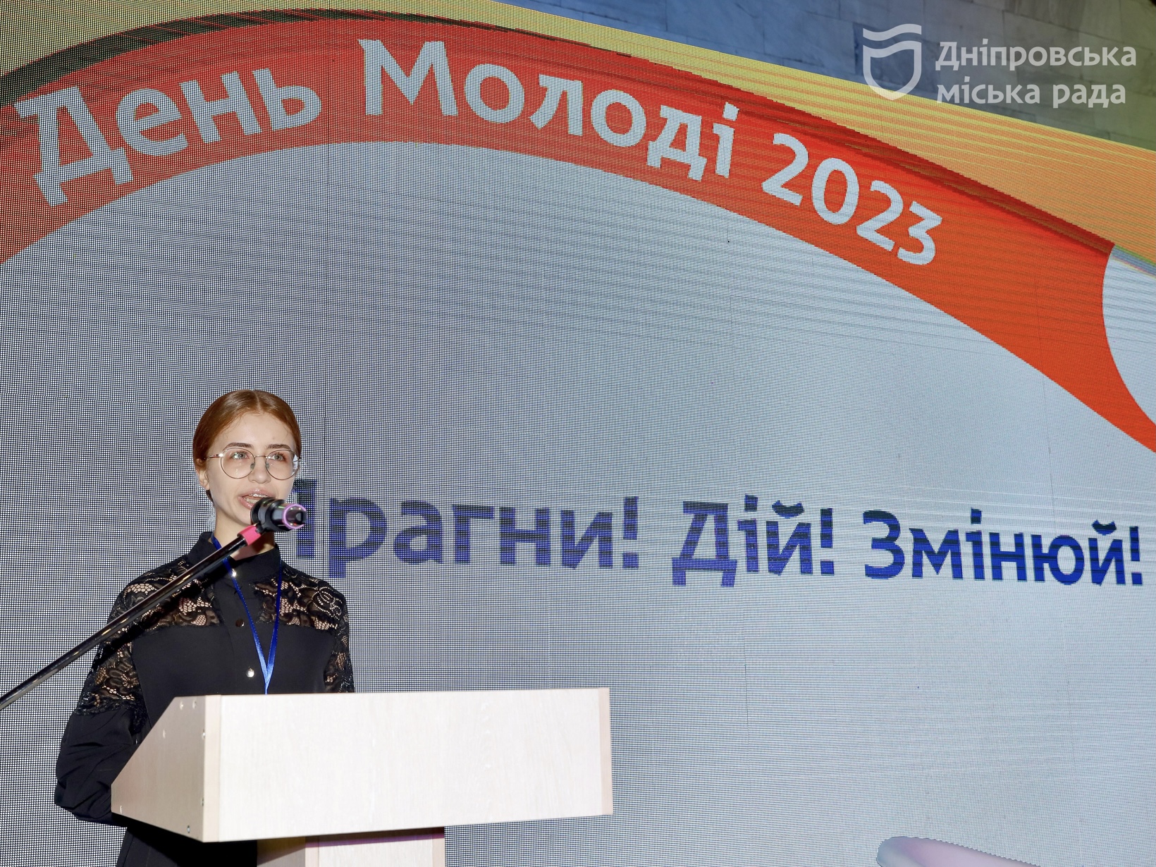 "Говоримо про те, як жити далі",- у підземці Дніпра триває великий молодіжний форум -