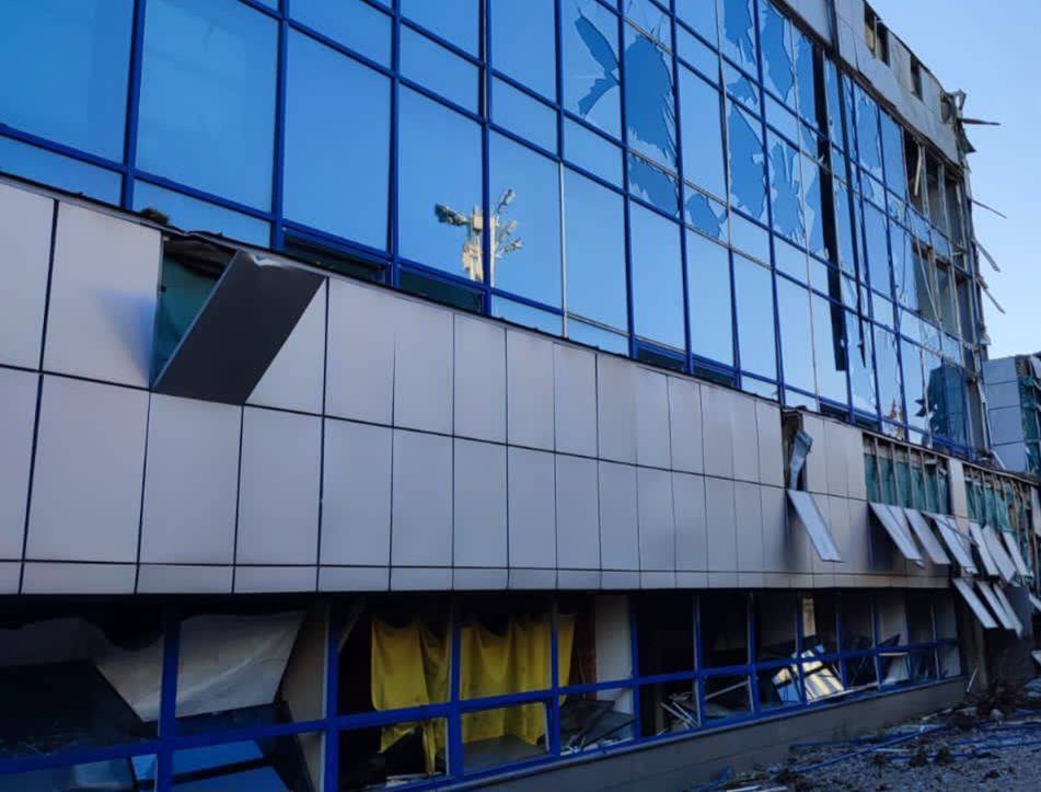 Пошкоджений росіянами спортивний майданчик -