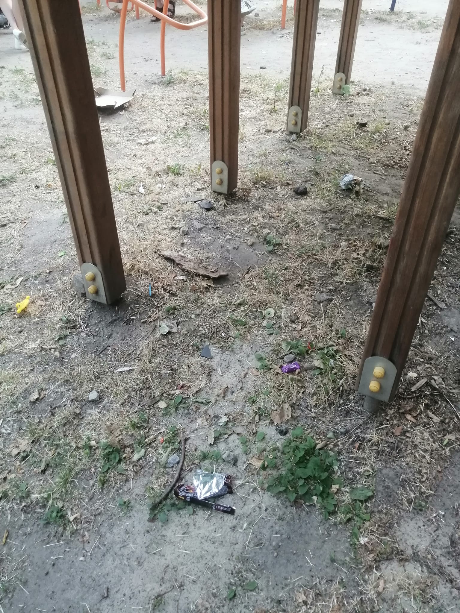 У Дніпрі місцеві скаржаться на занедбаний дитячий майданчик -