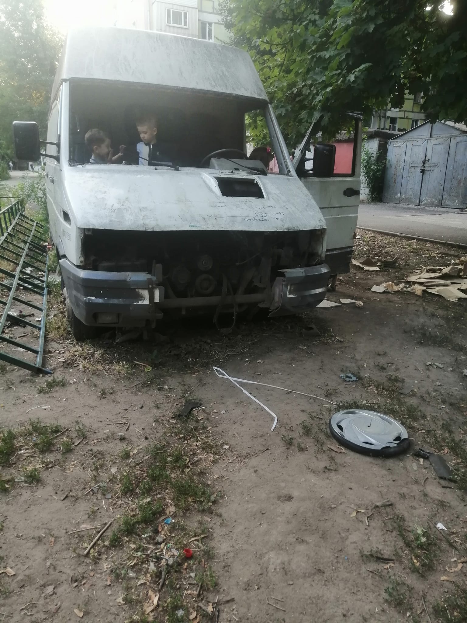 У Дніпрі місцеві скаржаться на занедбаний дитячий майданчик -