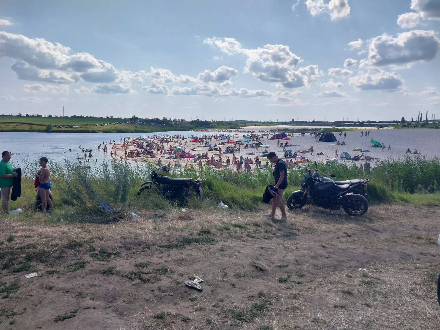 Вільногірські Мальдіви у Дніпропетровській області заполонила велика кількість відпочиваючих -