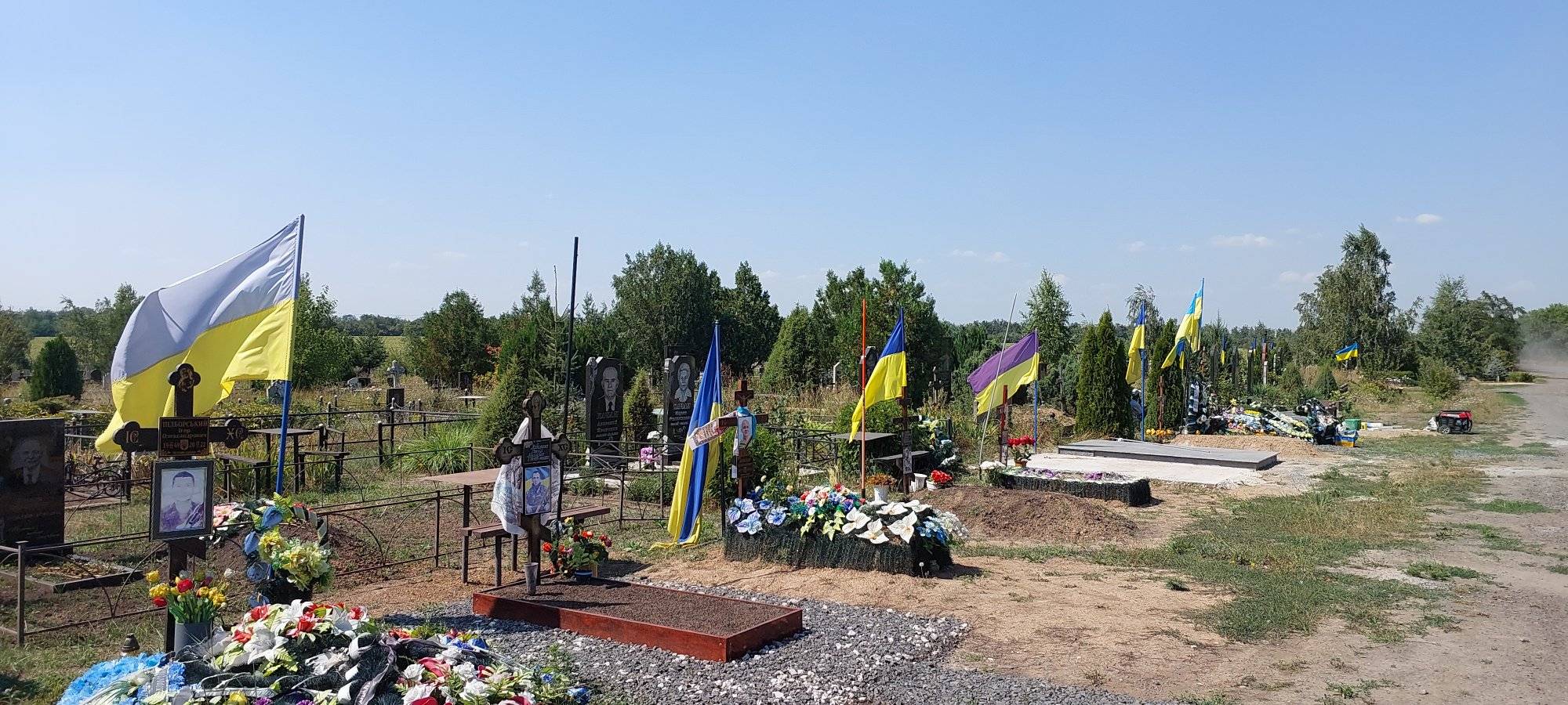 На одном из кладбищ в Кривом Роге поиздевались над могилами военных -