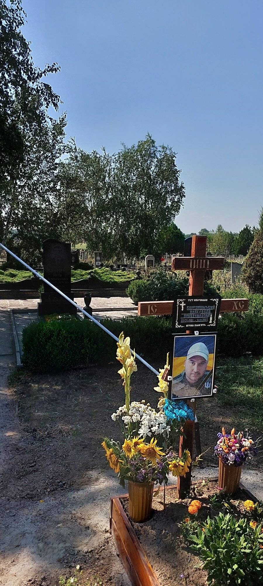 На одном из кладбищ в Кривом Роге поиздевались над могилами военных -