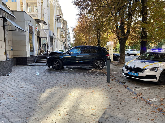 Вдавила у стіну: у Дніпрі збили людину прямо на тротуарі -