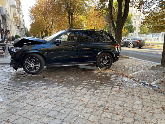 Вдавила у стіну: у Дніпрі збили людину прямо на тротуарі -