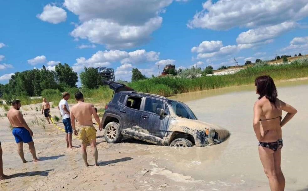 В Днепропетровской области джип утонул в песке на пляже фото 1