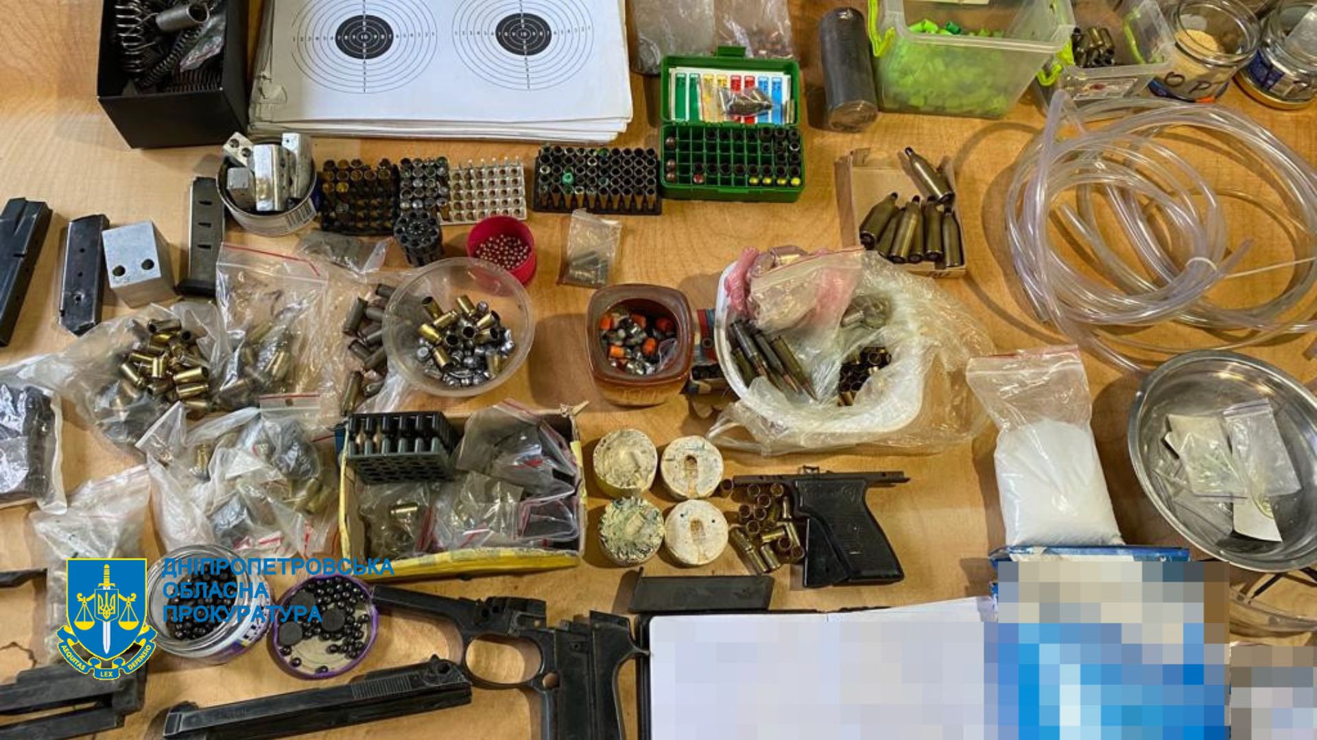 У Дніпропетровській області затримали зловмисників, які торгували зброєю та наркотиками -