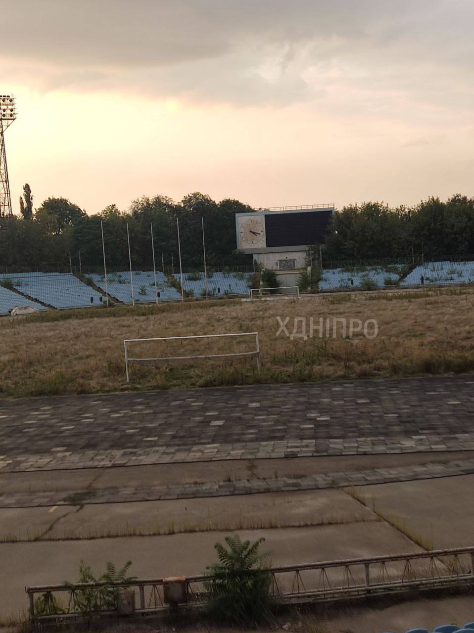 На трибуні стадіона "Метеор" в Дніпрі ростуть дерева - || фото: t.me/hyevuy_dnepr
