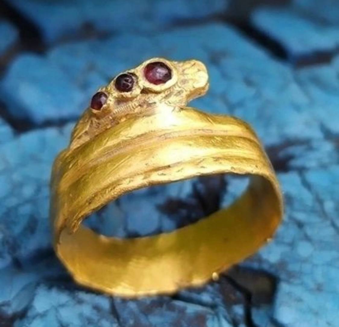 У Дніпропетровській області знайшли золотий перстень часів Римської імперії - || фото: t.me/metaldetecting_ua