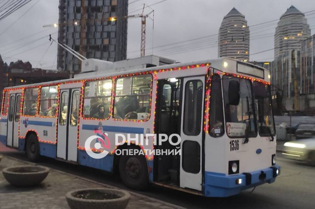 В Днепре по городу ездит троллейбус, украшенный новогодними символами - || фото: t.me/dneproperatyv