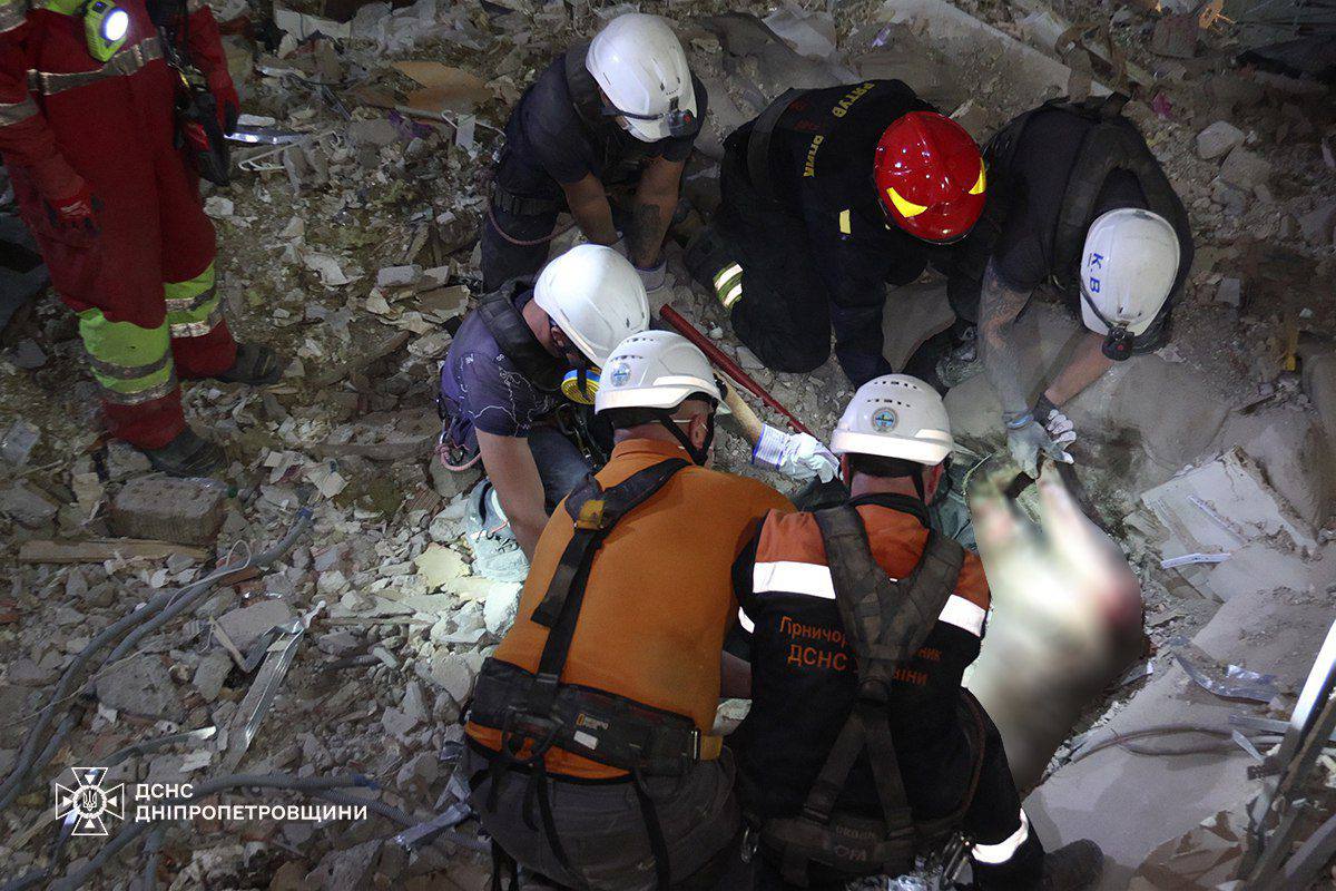 Ракетний удар по Дніпру ввечері 28 червня: рятувальники виявили тіло людини - || фото: t.me/dsns_telegram
