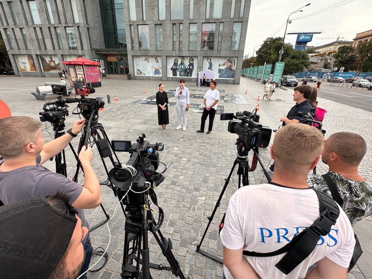 В Днепре прошла уличная фотовыставка, где горожане могли написать письма политзаключенным фото 1