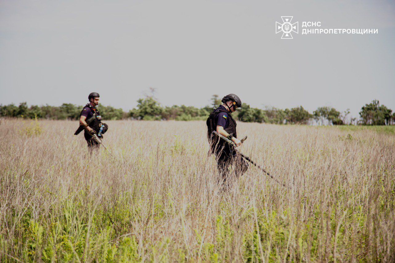 ДСНСники підірвалися на боєприпасі, а онук спалив бабусю: як минув день у Дніпропетровській області фото 1