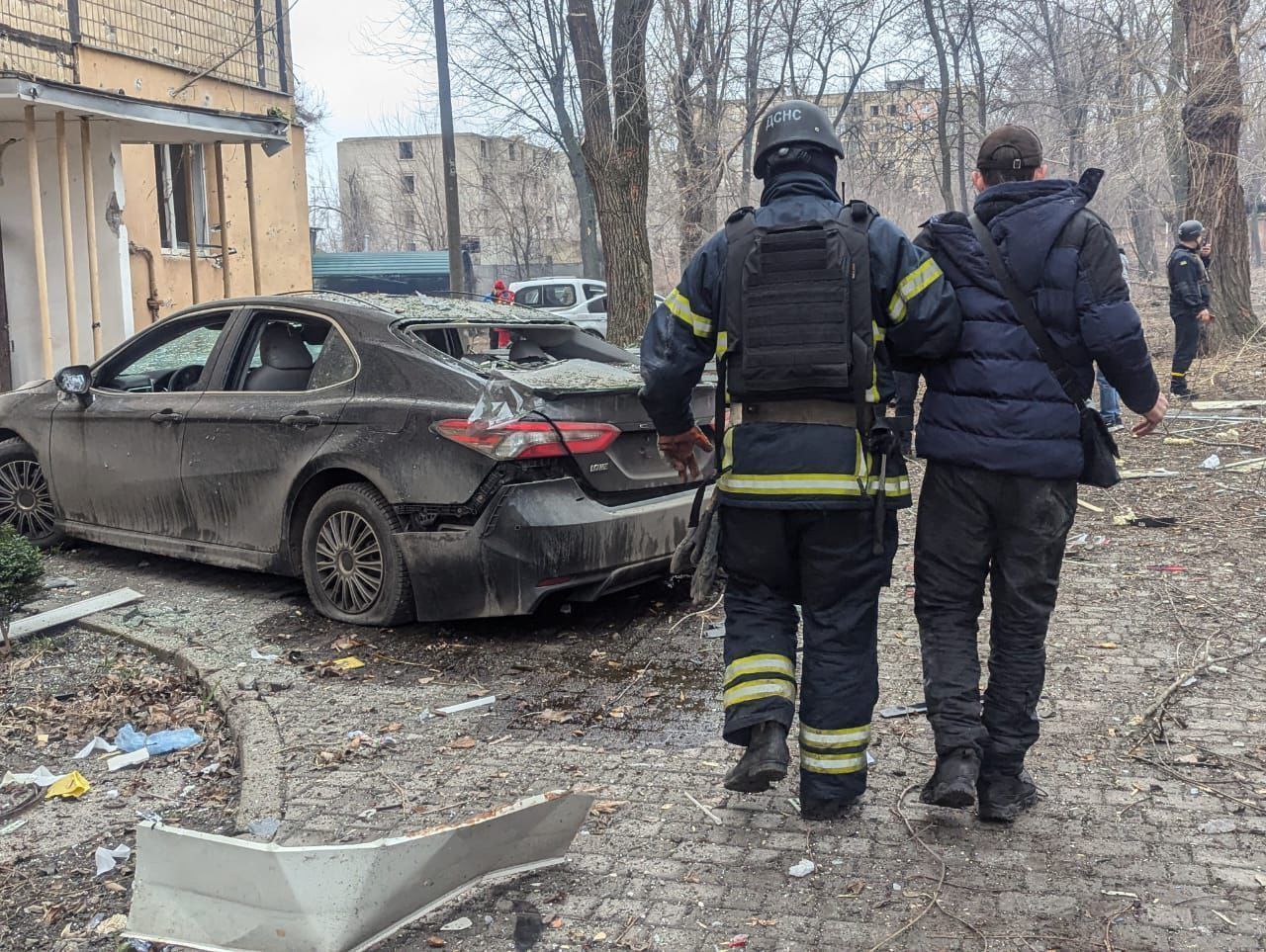 Ракетная атака на Кривой Рог: повреждено учебное заведение и жилые дома - || фото: Днепрово