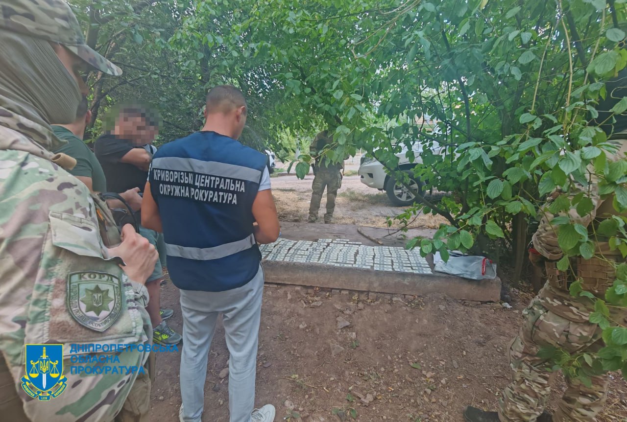 Голова благодійного фонду в Кривому Розі обіцяв інвалідність за $17 000 для виїзду за кордон - || фото: Дніпропетровська обласна прокуратура