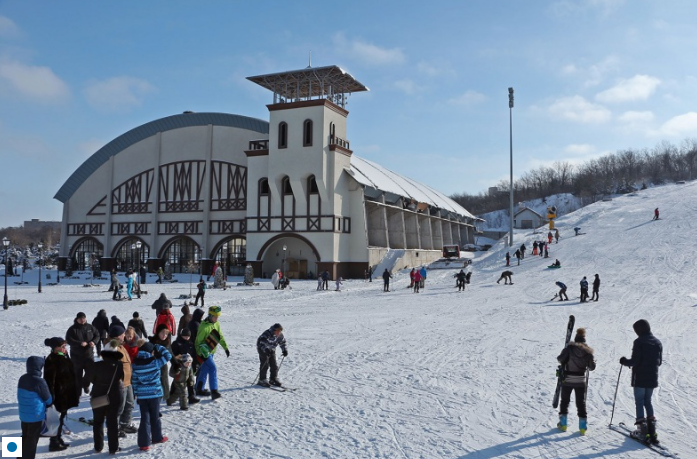 Де у Дніпрі можна покататися на ковзанах у 2024 році: графік роботи та ціни