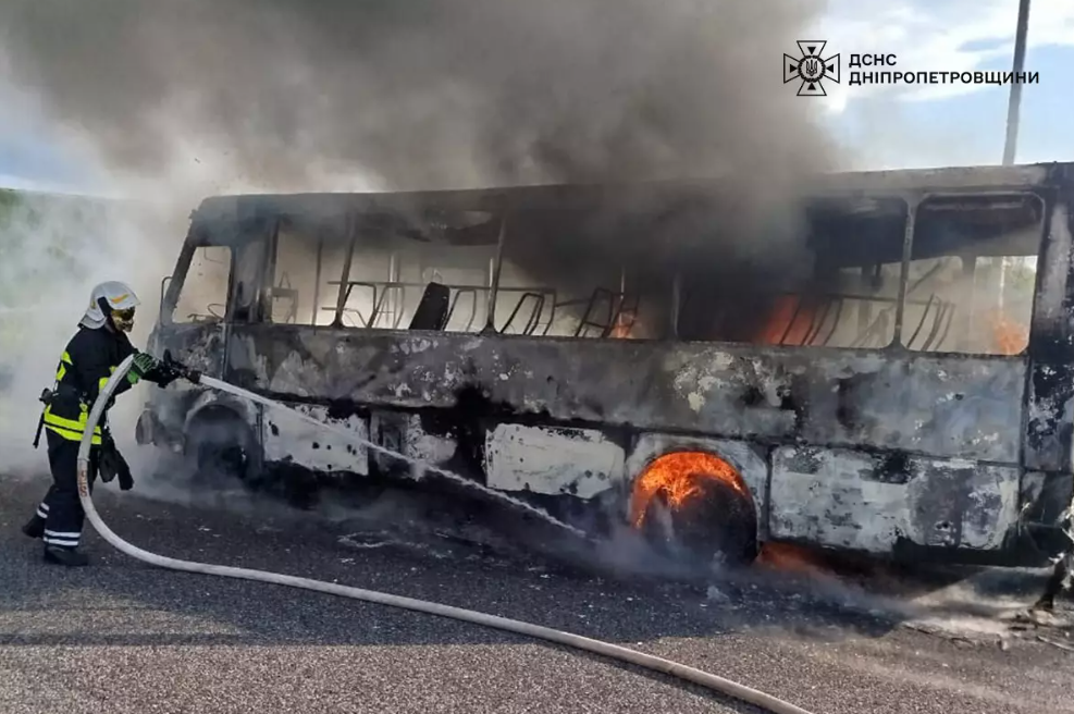 В Днепропетровской области во время движения загорелся рейсовый автобус – || фото: dp.dsns.gov.ua