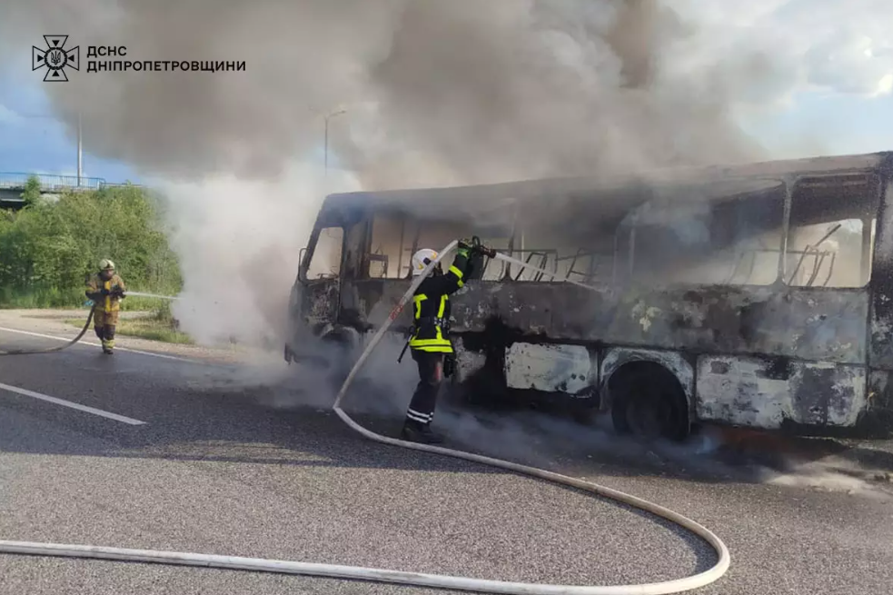 В Днепропетровской области во время движения загорелся рейсовый автобус – || фото: dp.dsns.gov.ua