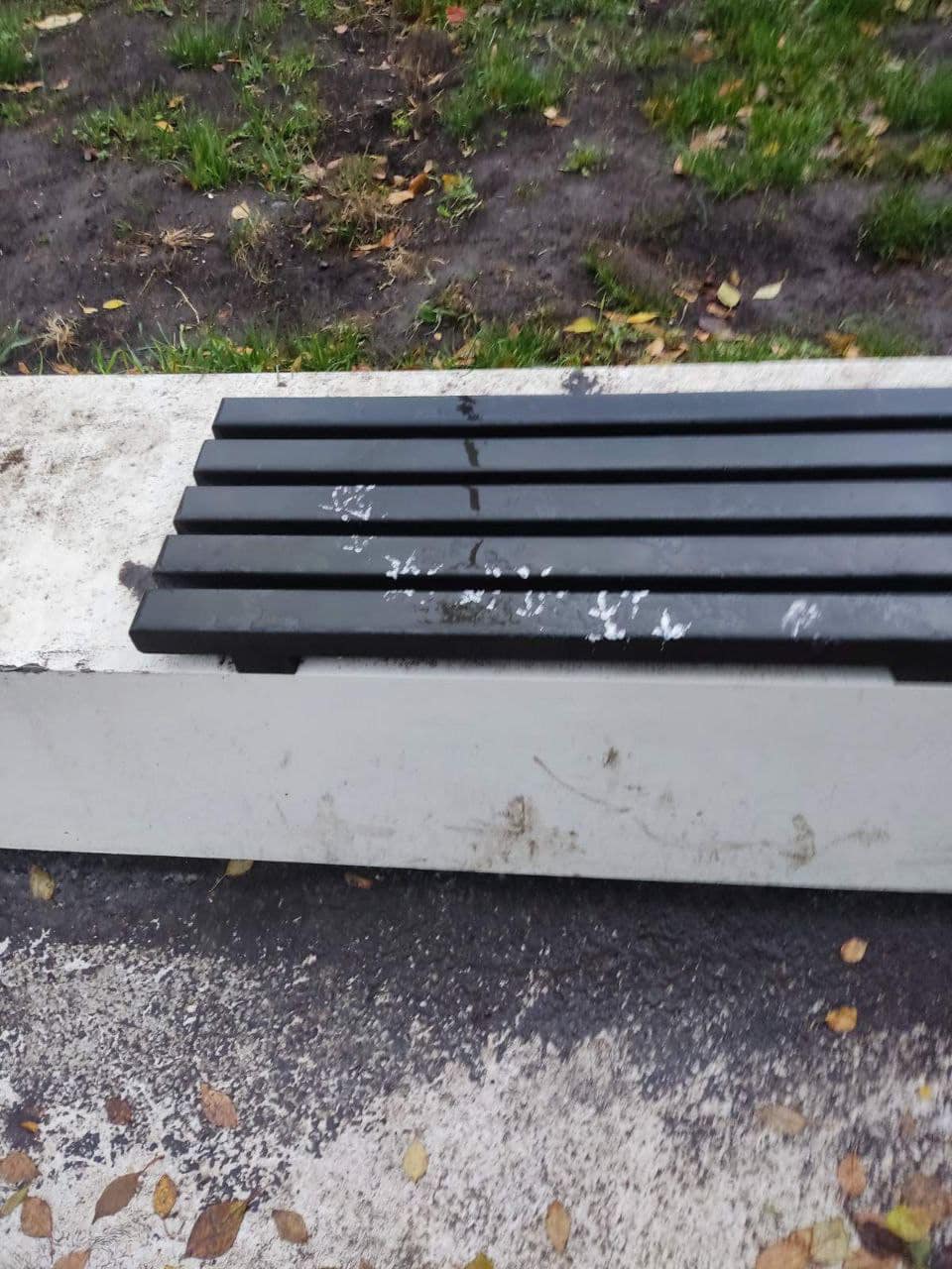 Зіпсовані лавочки у сквері Янгеля.