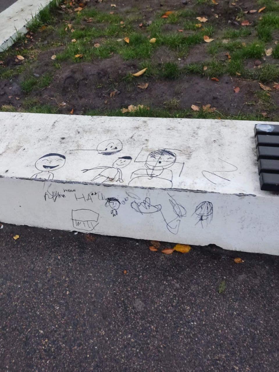 Разрисованные лавочки в сквере Янгеля.