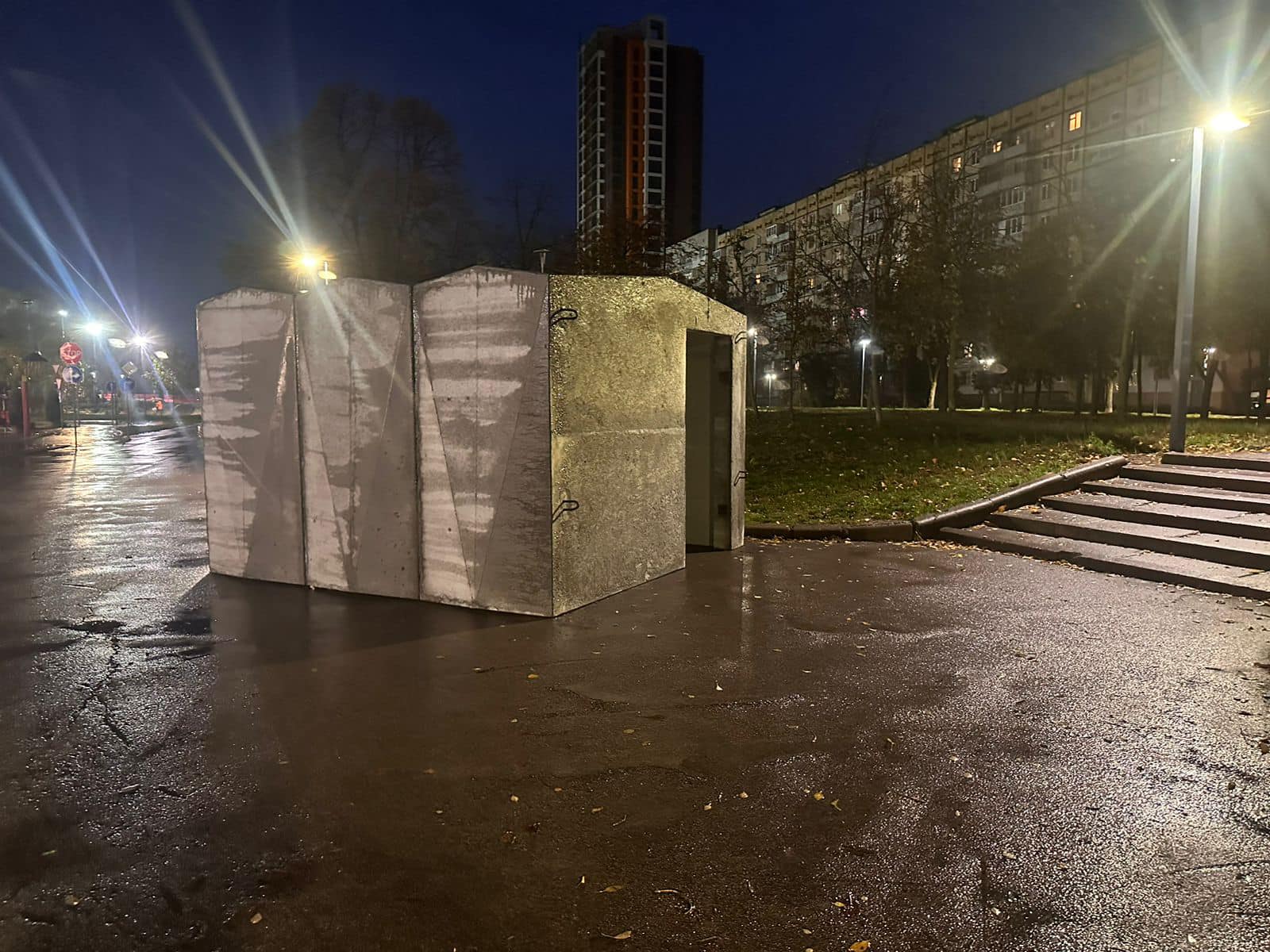 Нове мобільне укриття біля скверу в Дніпрі.