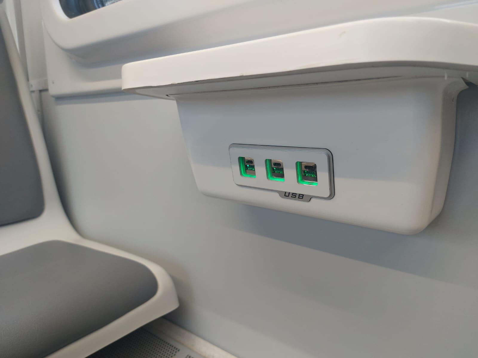 Порти для зарядки гаджетів в оновленому потягу.