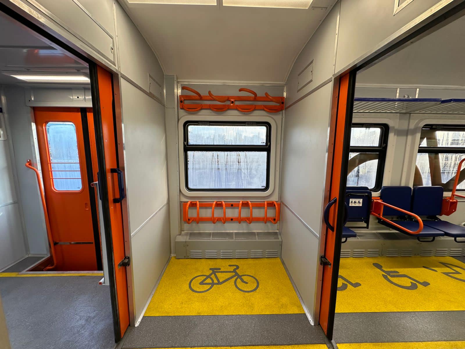 Місця для людей з інвалідністю та велосипедів в оновленому потягу.