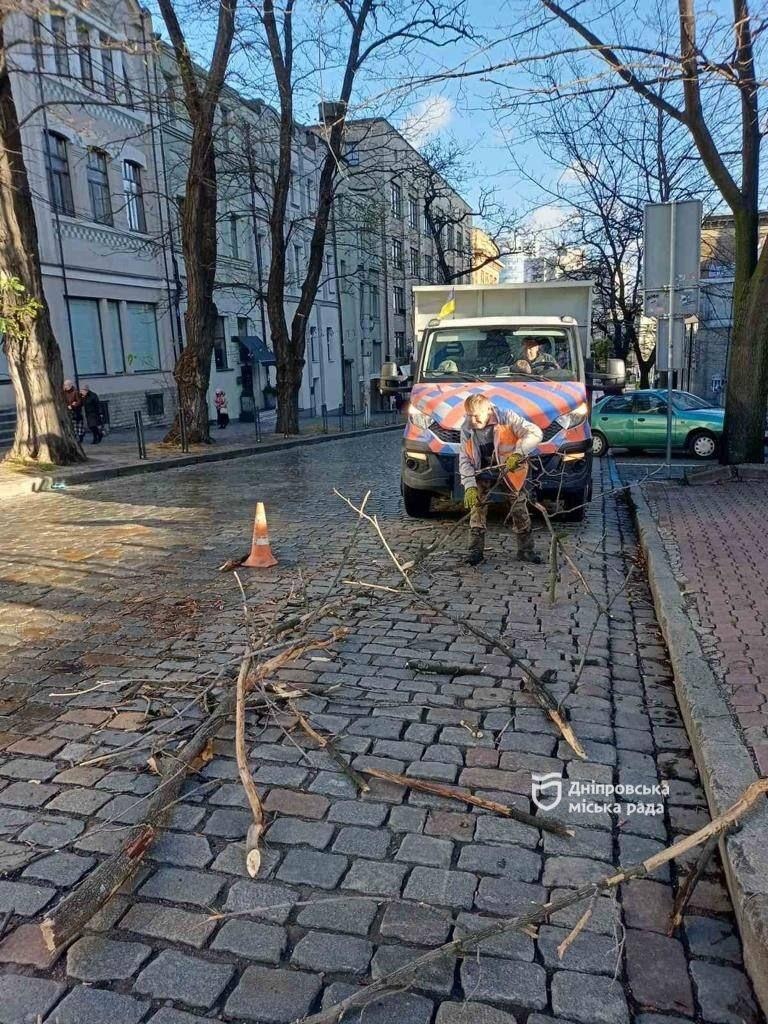 Последствия сильного ветра в Днепре.