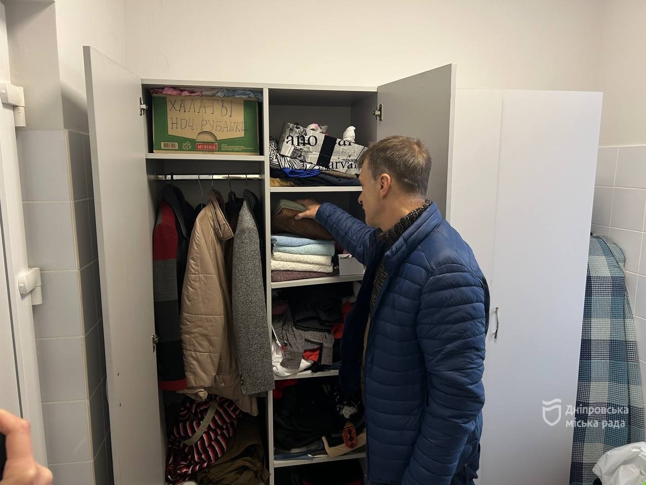 Теплые вещи в отделении для бездомных и с низким уровнем доходов Городского центра социальной помощи.