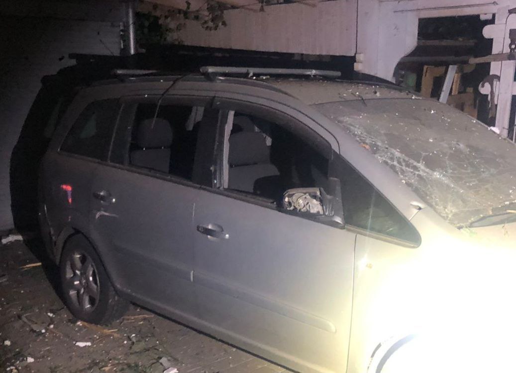 Понівечена автівка після обстрілу.