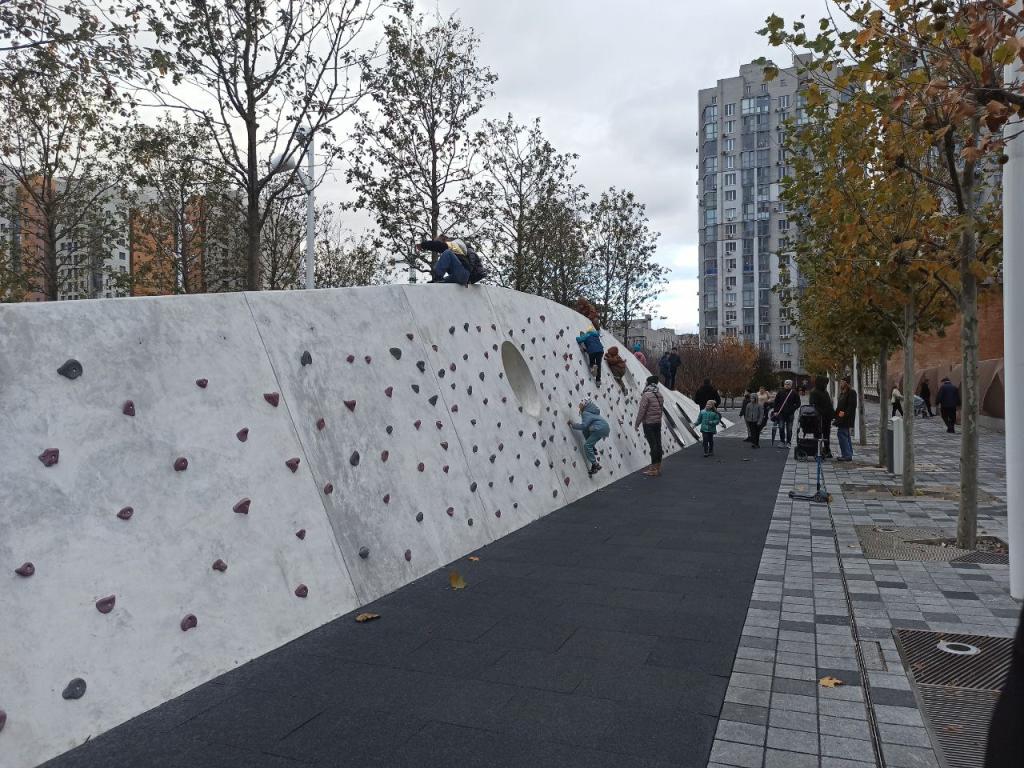 Стена скалолазания в сквере на Успенской в Днепре.