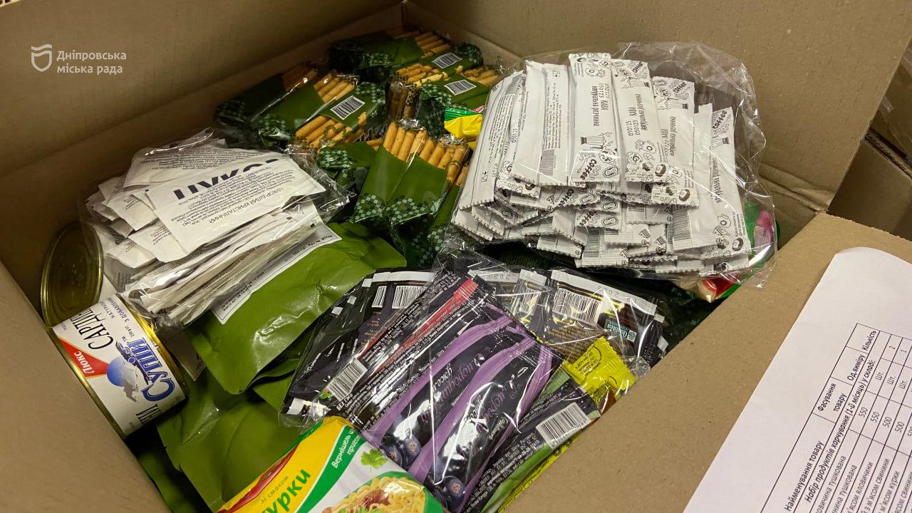 У Дніпрі понад 1 800 вимушених переселенців уже отримали безкоштовні продуктові набори від міста